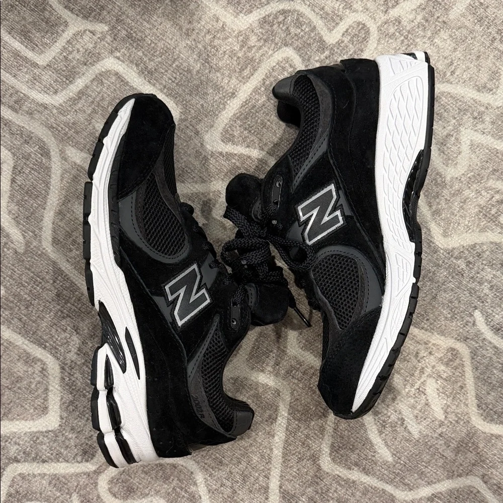 NWOT New Balance Black 2002R Sneakers 7.5 - Picture 2 of 7